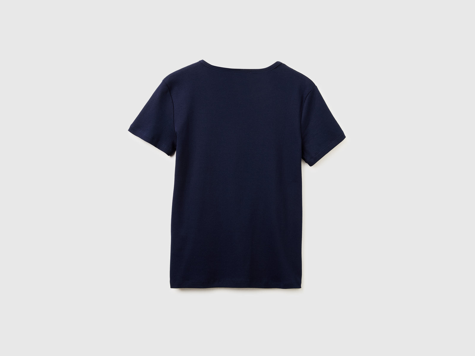 Slim fit t-shirt with V-neck - ucb_image_BS