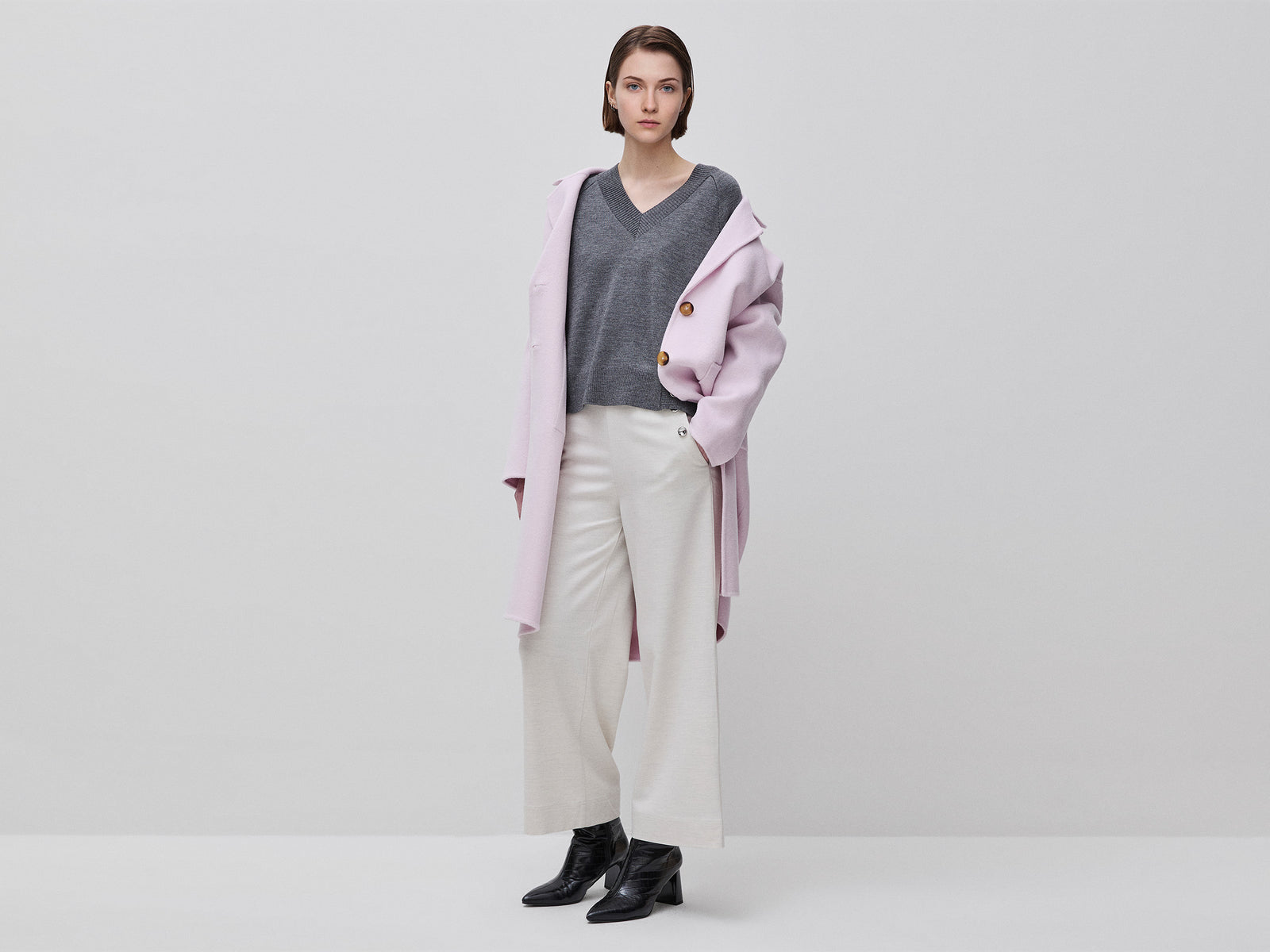 High-waisted trousers with buttons
