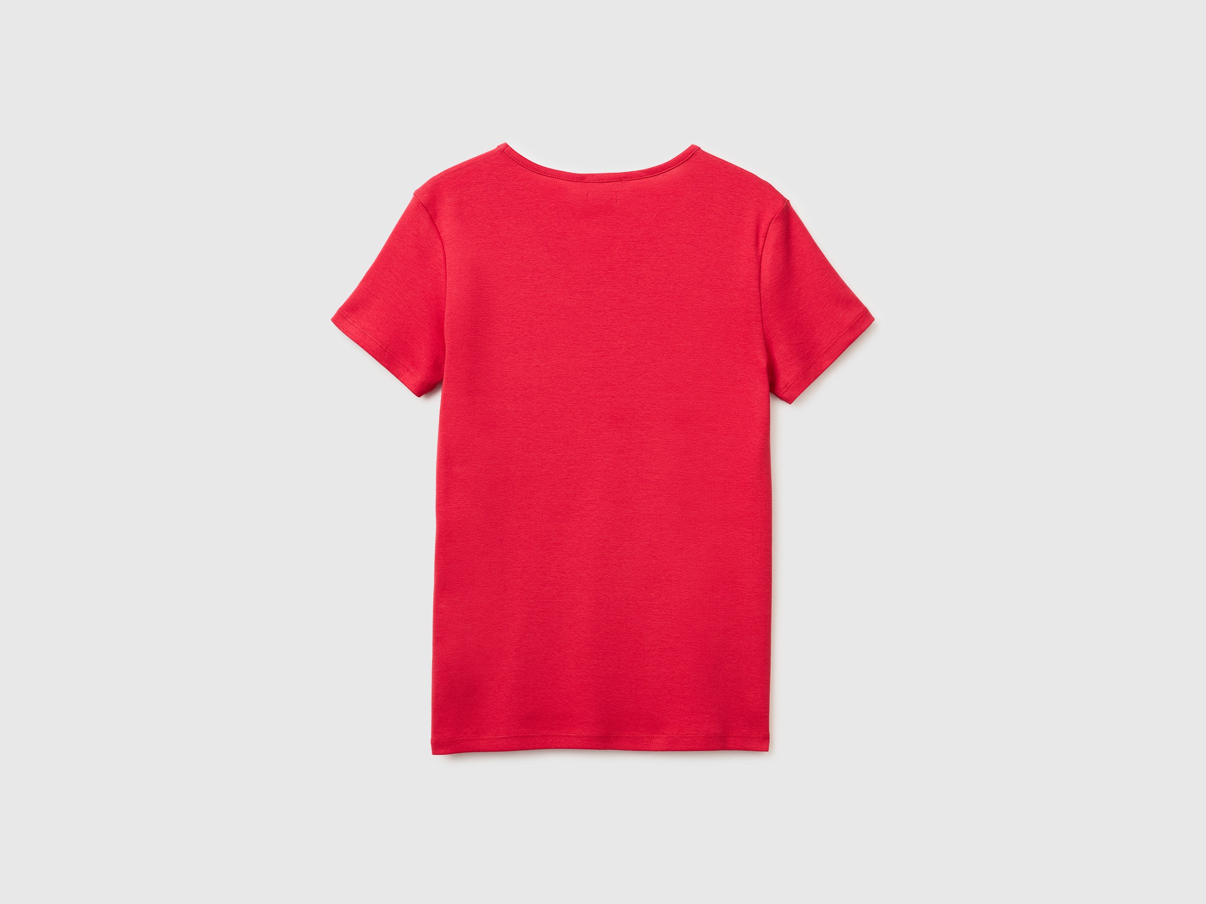 Slim fit t-shirt with V-neck - ucb_image_BS