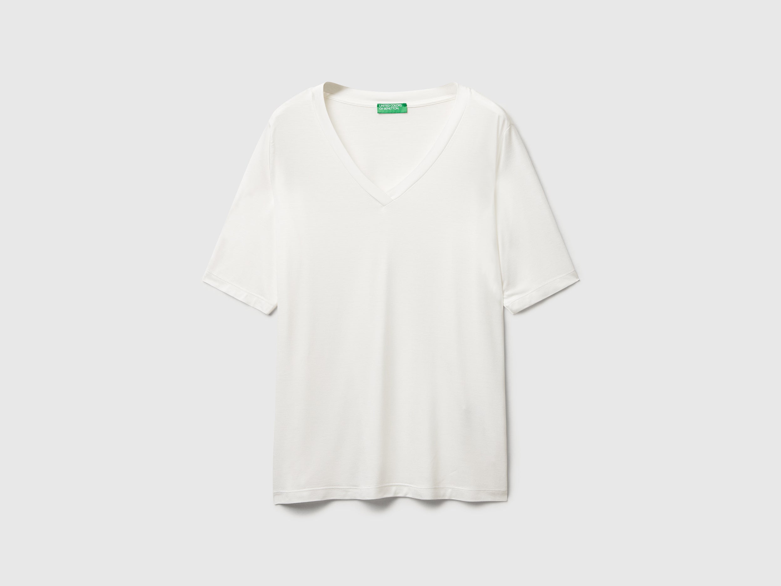T-shirt decote em V em viscose stretch - ucb_image_FS
