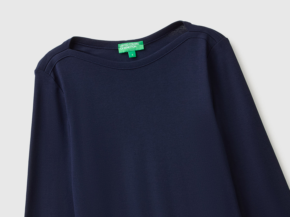 T-shirt slim fit com decote à barco - ucb_image_FY