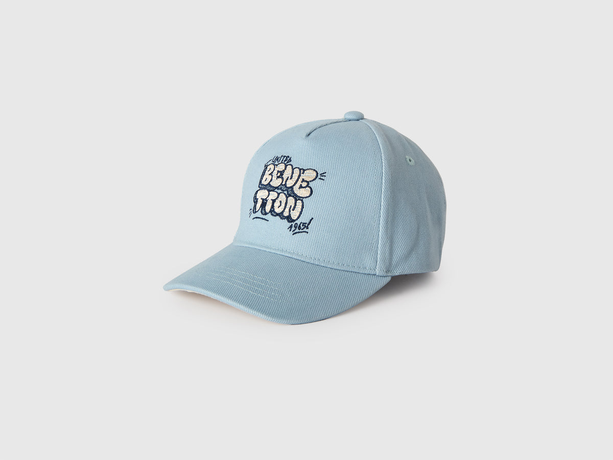 Light blue baseball cap with logo embroidery