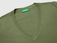Olive green V-neck sweater in tricot cotton - ucb_image_DS1