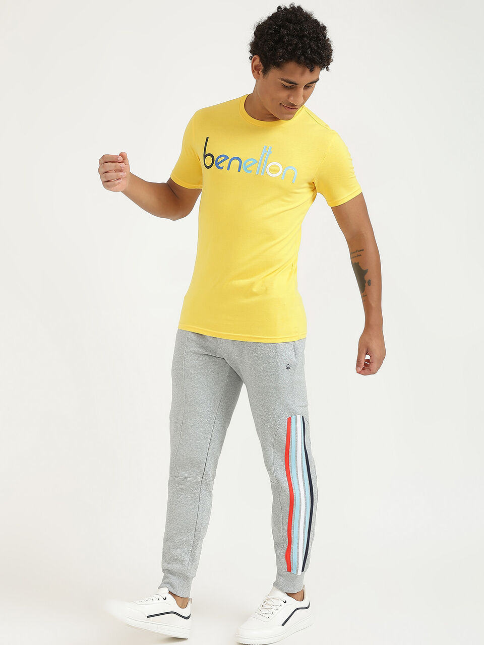 PANELED TRACKS WITH BOLD BRANDING image number null