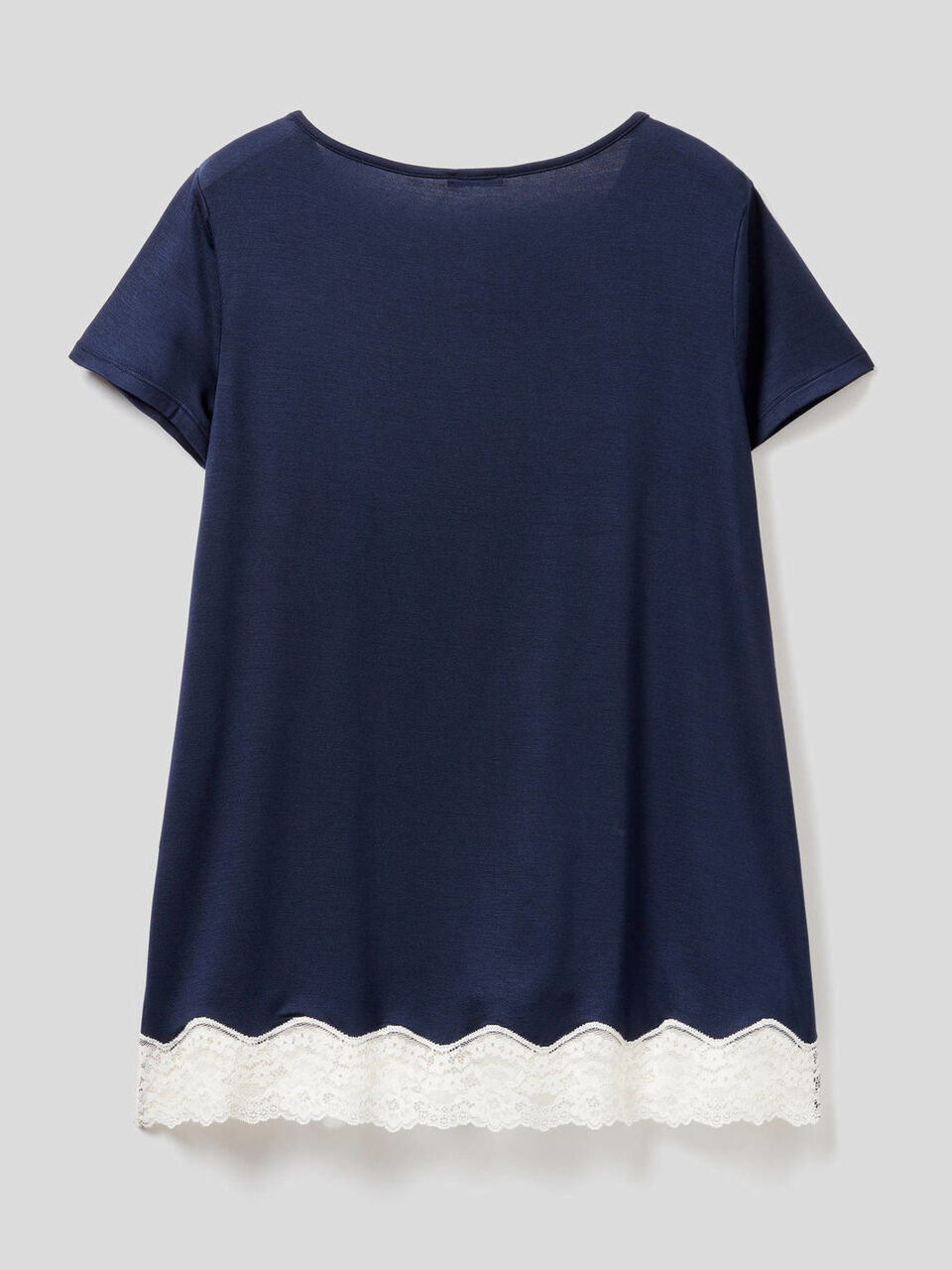 Fließendes kurzärmeliges T-Shirt mit Spitze image number 2