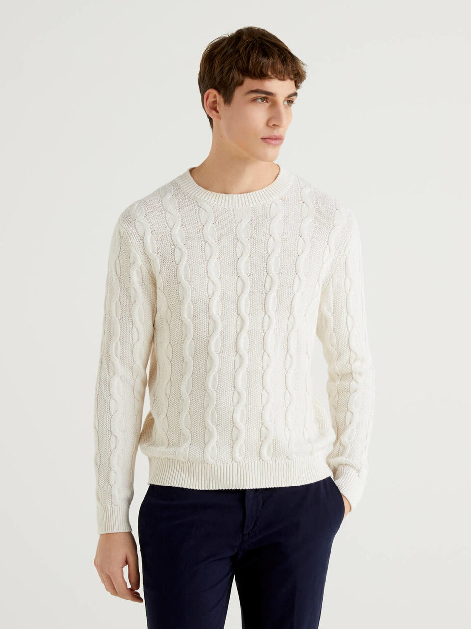 Pullover mit Rundausschnitt und Flechtmuster Herren image number null
