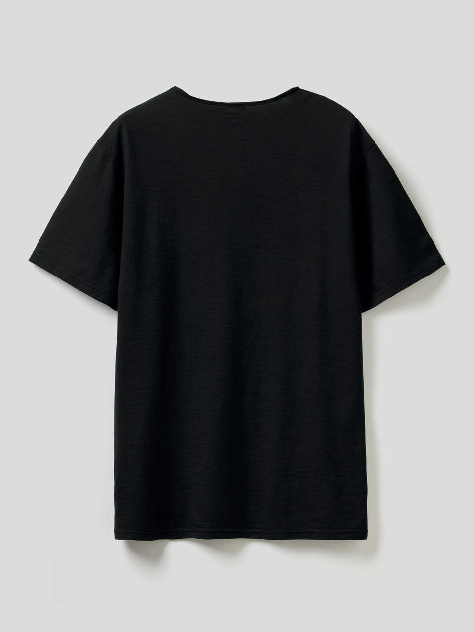 T-Shirt aus 100% Baumwolle mit V-Ausschnitt image number 2