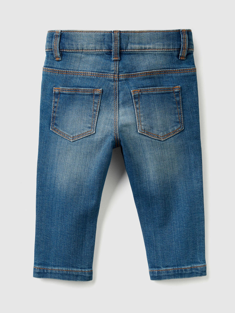 Elastische Jeans mit Rissen image number 2