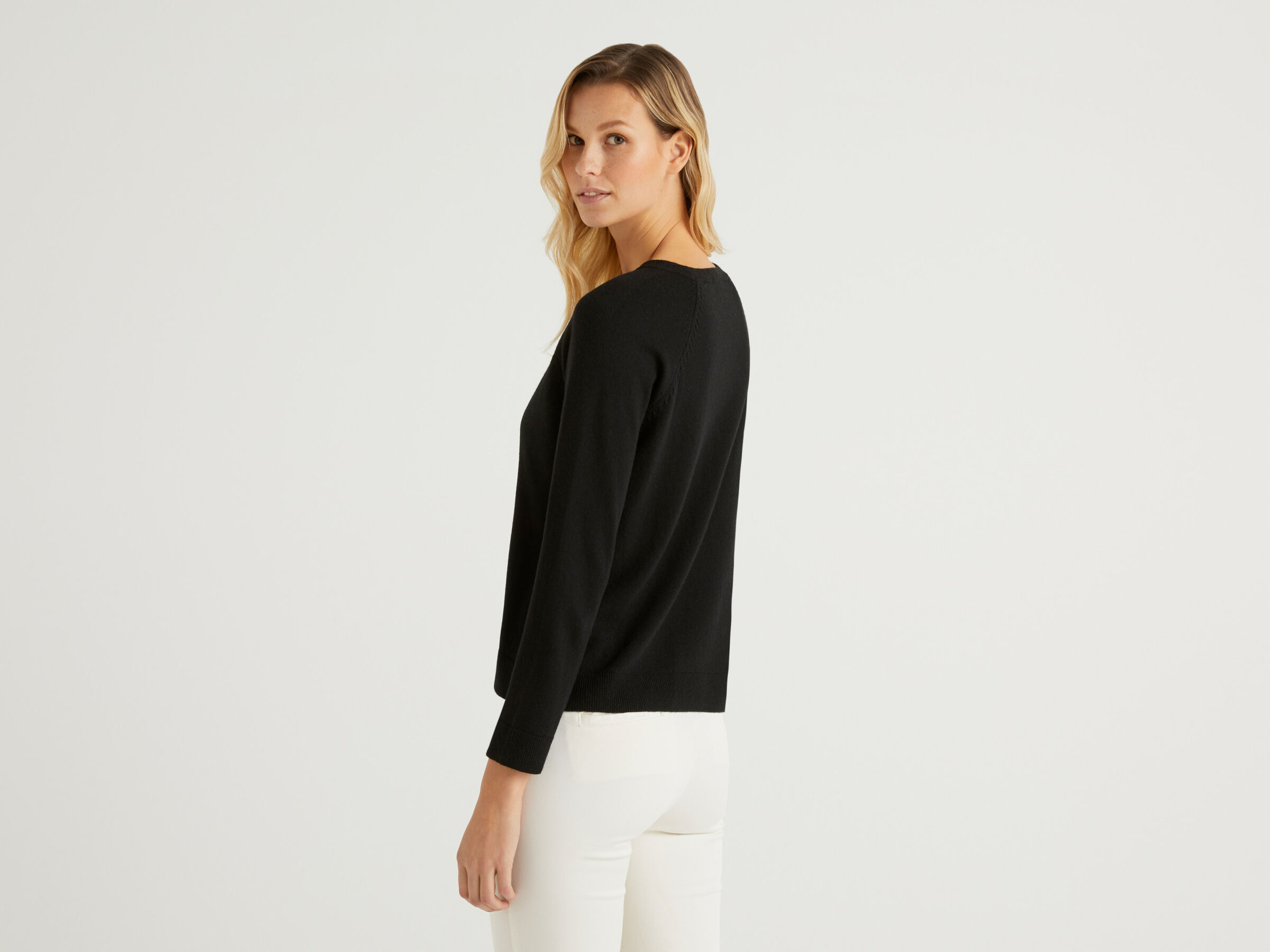 Pullover aus Wolle und Cashmere mit Rundausschnitt image number 2