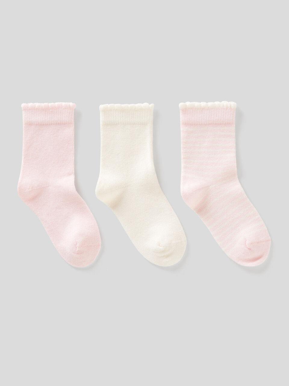 Set mit Socken in Rosatönen