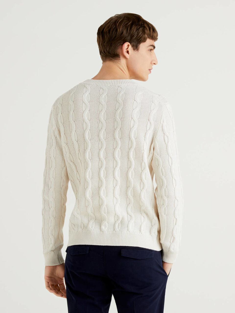 Pullover mit Rundausschnitt und Flechtmuster Herren image number null