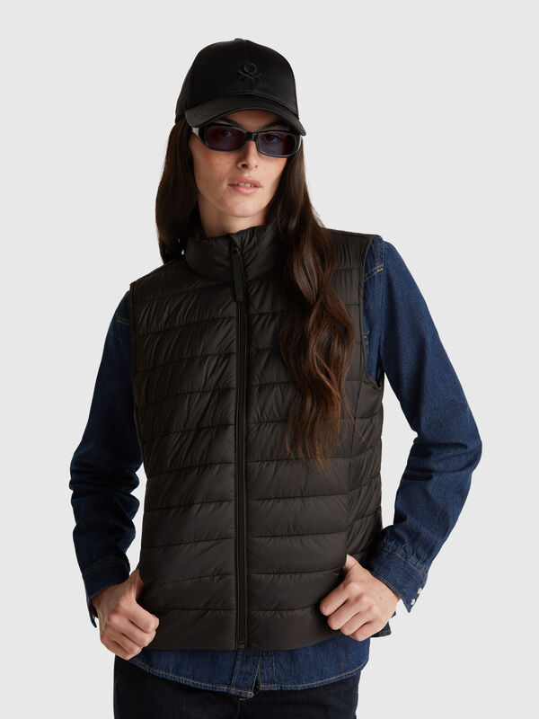 Gefütterte ärmellose Jacke im Slim Fit Damen