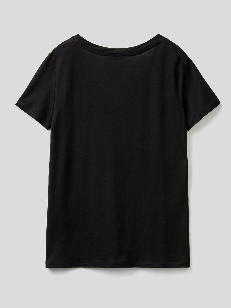 T-Shirt mit V-Ausschnitt image number 2