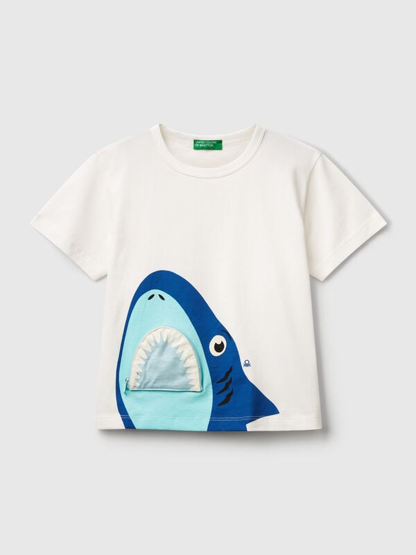 T-Shirt mit Hai-Print und Applikation Jungen