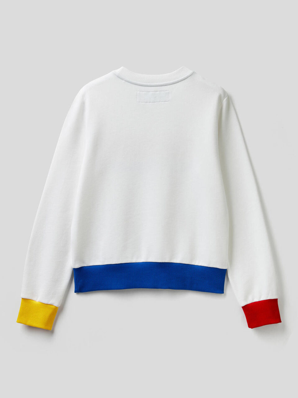 Sweatshirt mit Stickerei und Details in einer Kontrastfarbe image number 2