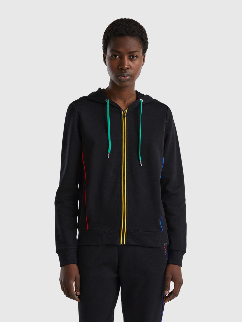 Sweatshirt aus 100% Baumwolle mit Reißverschluss und Kapuze