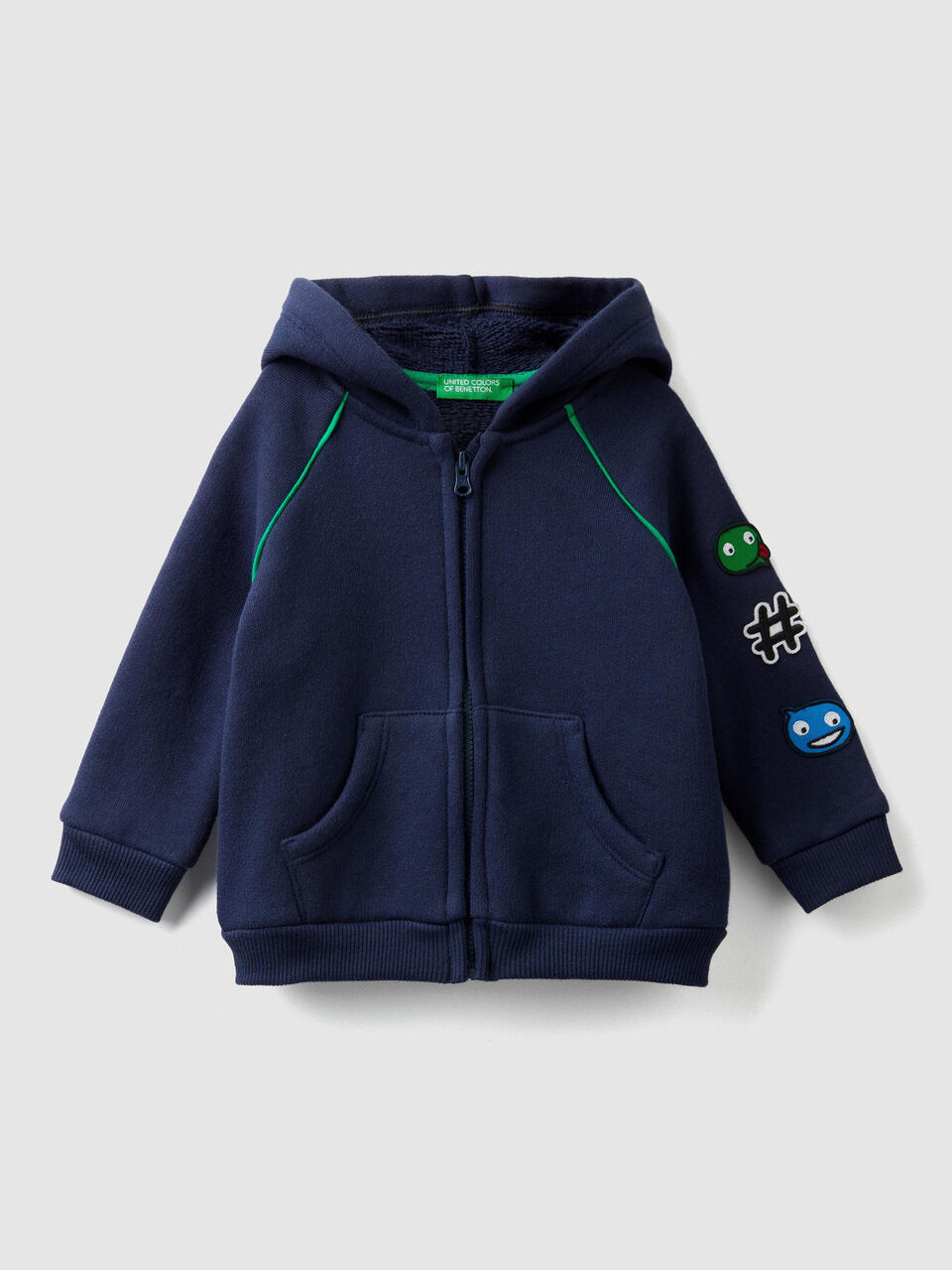 Sweatshirt mit Kapuze und Aufnäher image number 1