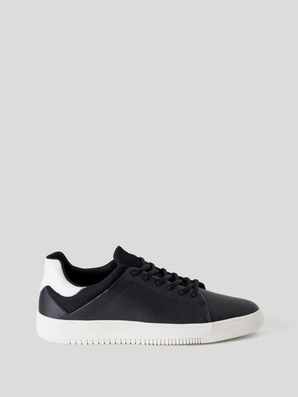 Sneakers aus Leder mit Details aus Stoff image number 1