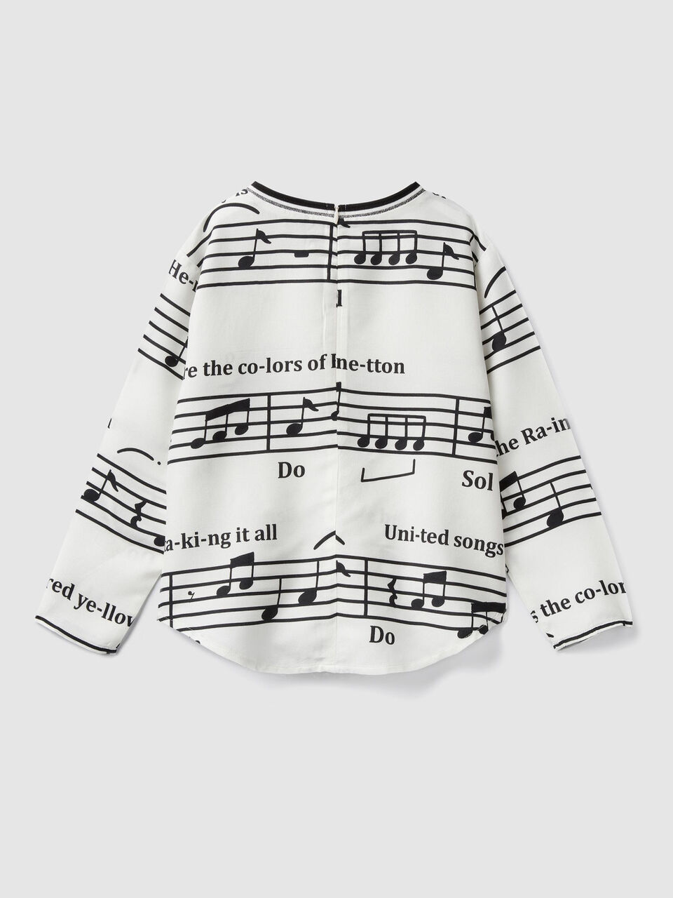 Bluse mit aufgedruckten Musiknoten image number 2