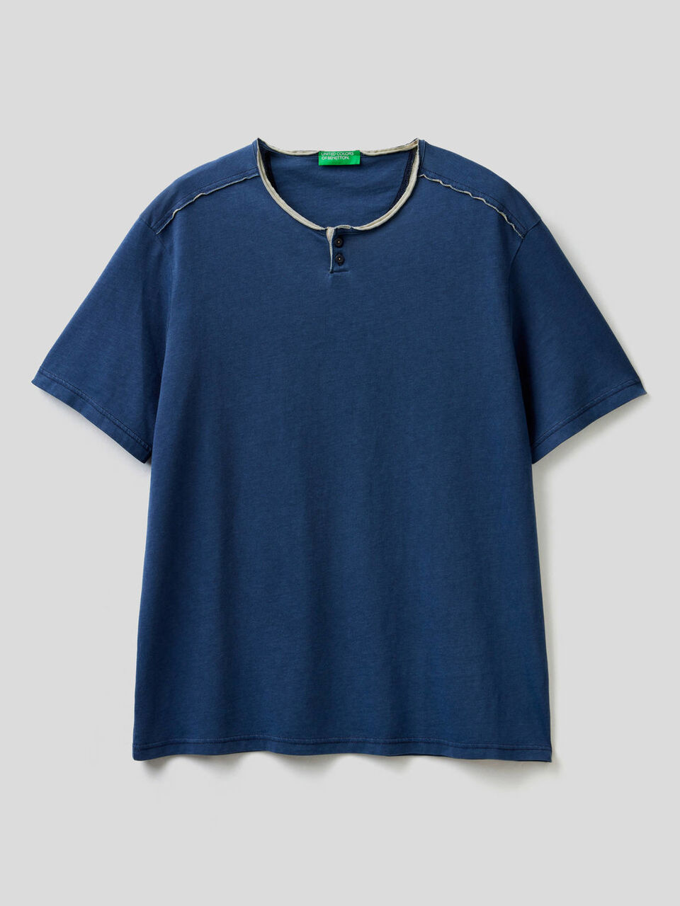 Henleyshirt mit Details in einer Kontrastfarbe image number 1