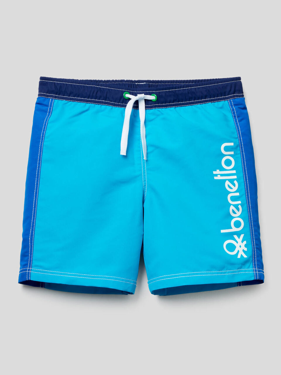 Badeshorts mit Einsätzen in einer Kontrastfarbe image number 1