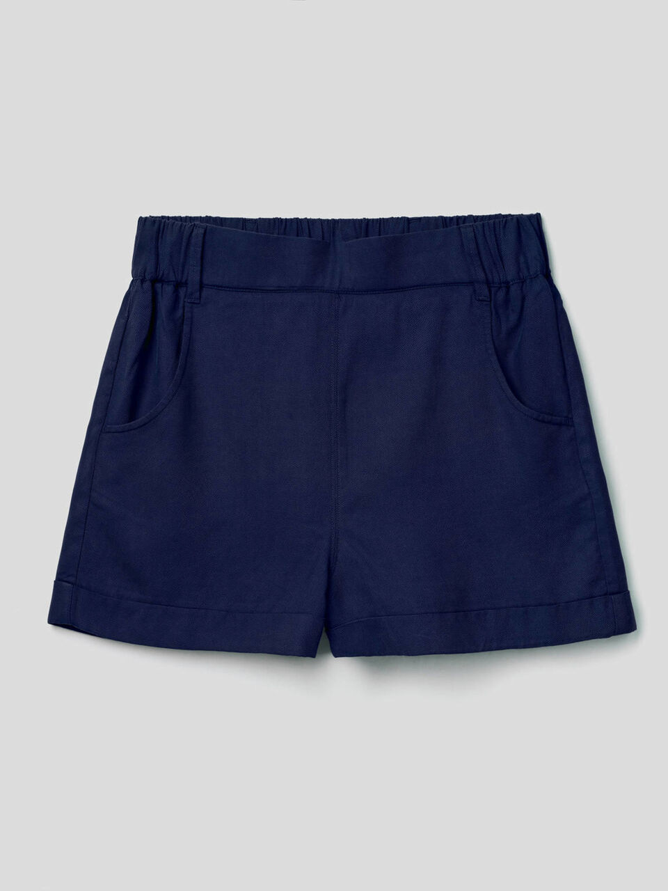 Einfarbige Shorts mit Aufschlag image number 1