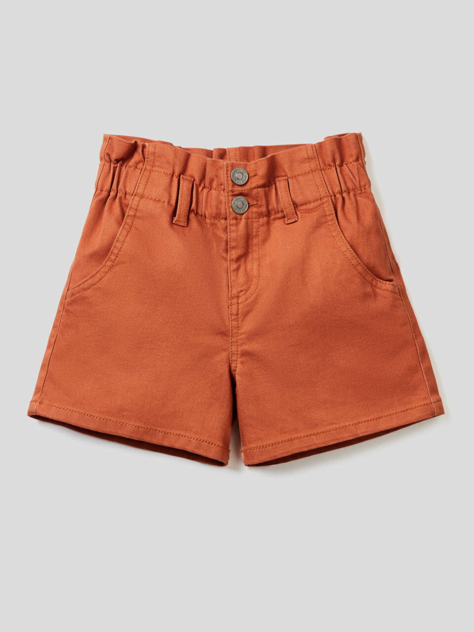 Paperbag-Shorts aus buntem, stretchigem Denim image number null