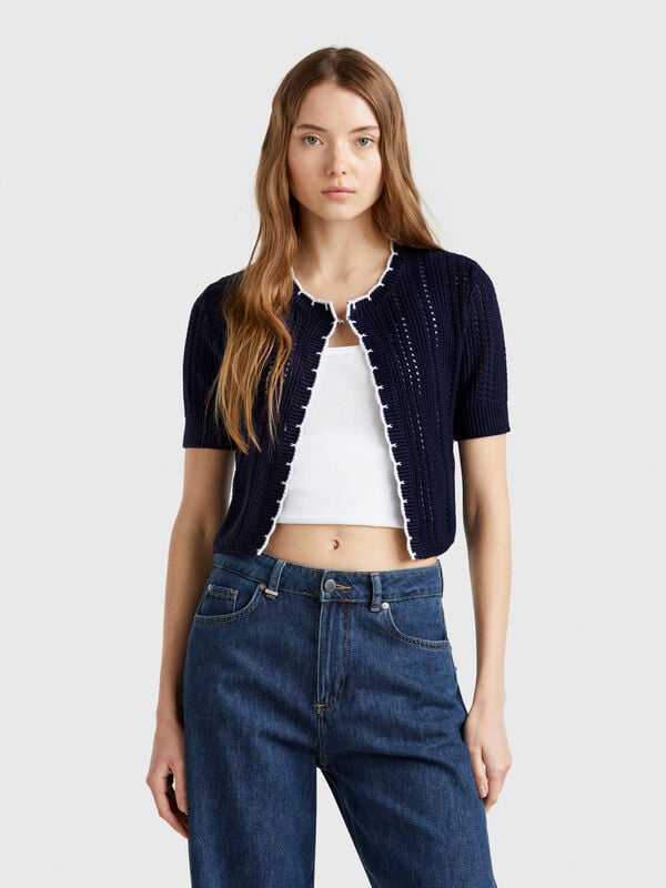 Kurze, perforierte Strickjacke Damen