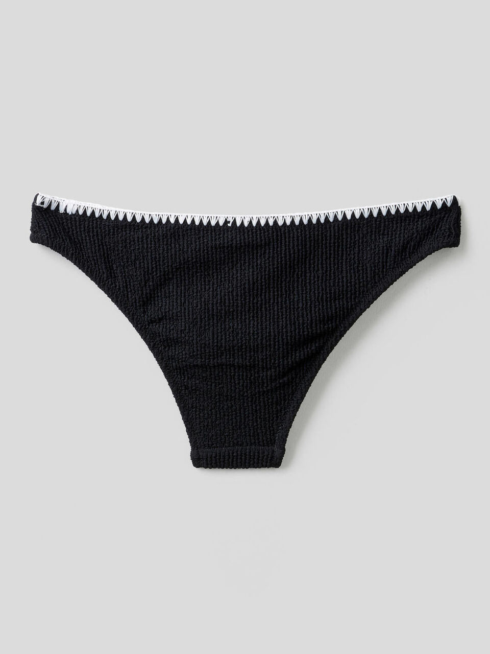 Slip mit Stickerei in einer Kontrastfarbe image number 2