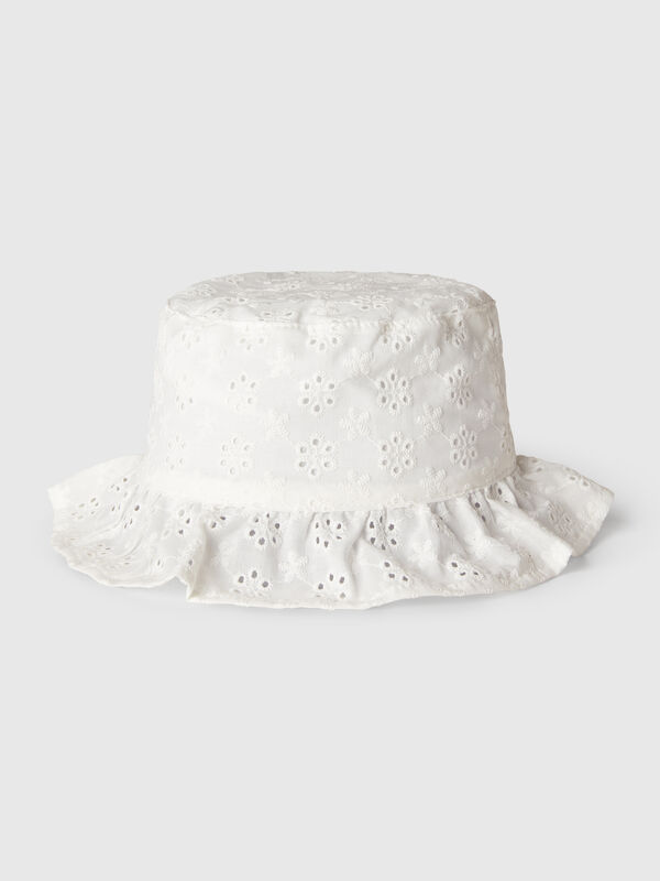 Kappe mit Broderie-Anglaise-Stickerei Mädchen