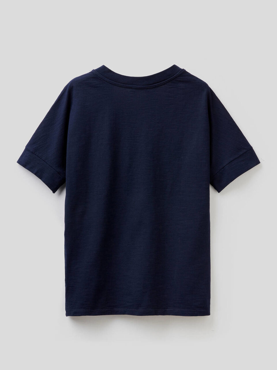 T-Shirt aus 100% Baumwolle mit V-Ausschnitt image number 2