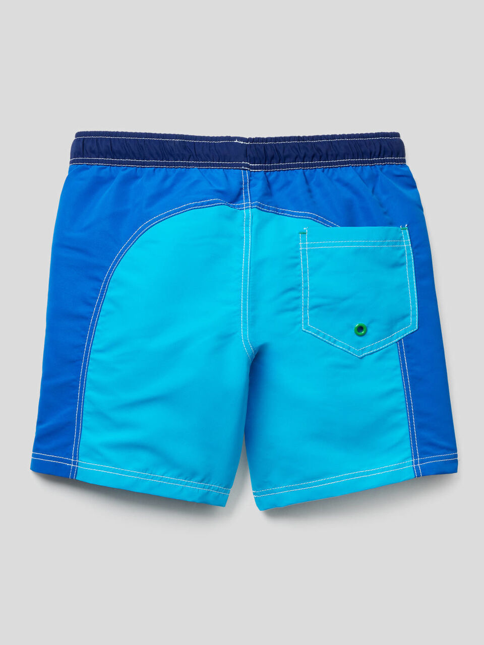 Badeshorts mit Einsätzen in einer Kontrastfarbe image number 2