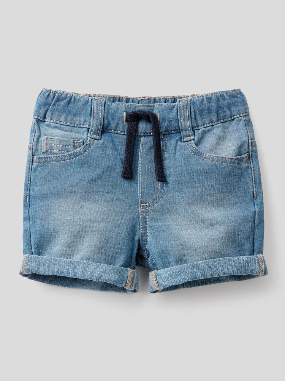 Kurze Hose aus Sweatstoff mit Denim-Effekt image number 1