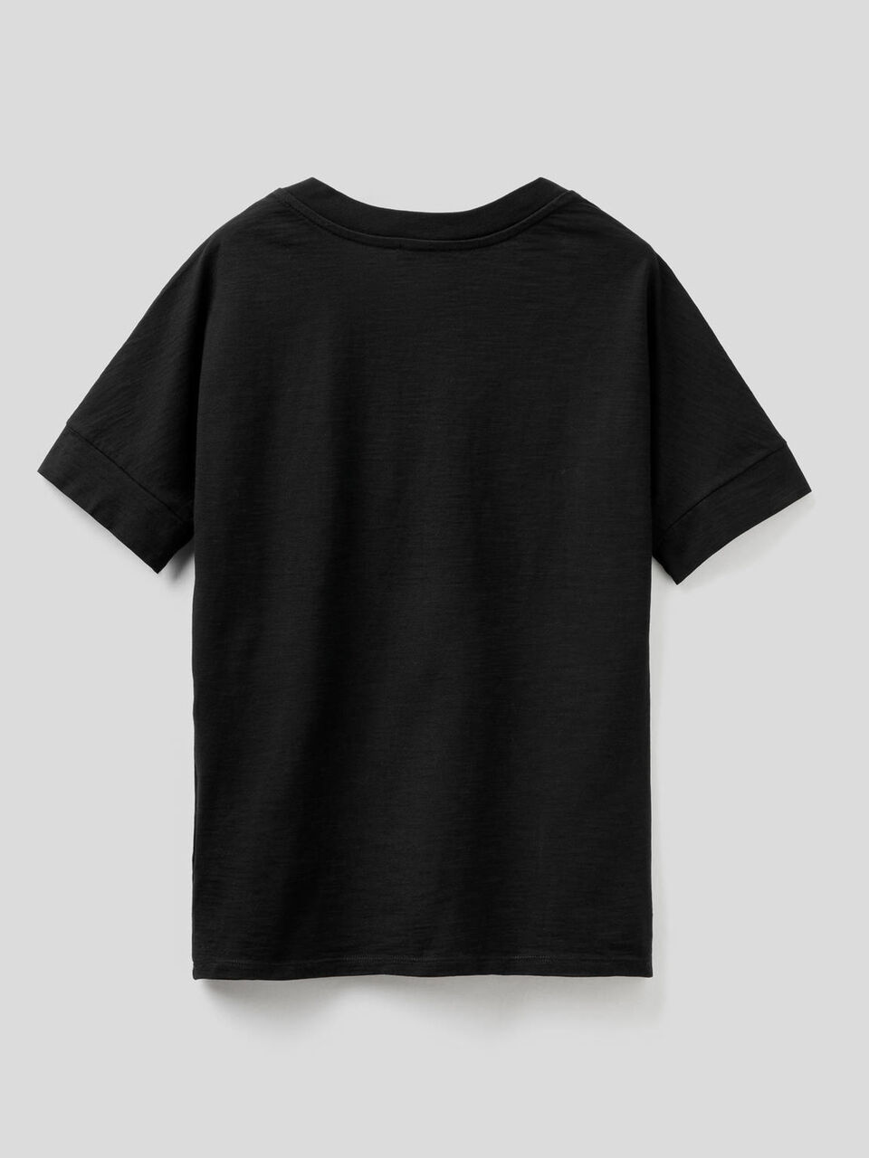 T-Shirt aus 100% Baumwolle mit V-Ausschnitt image number 2