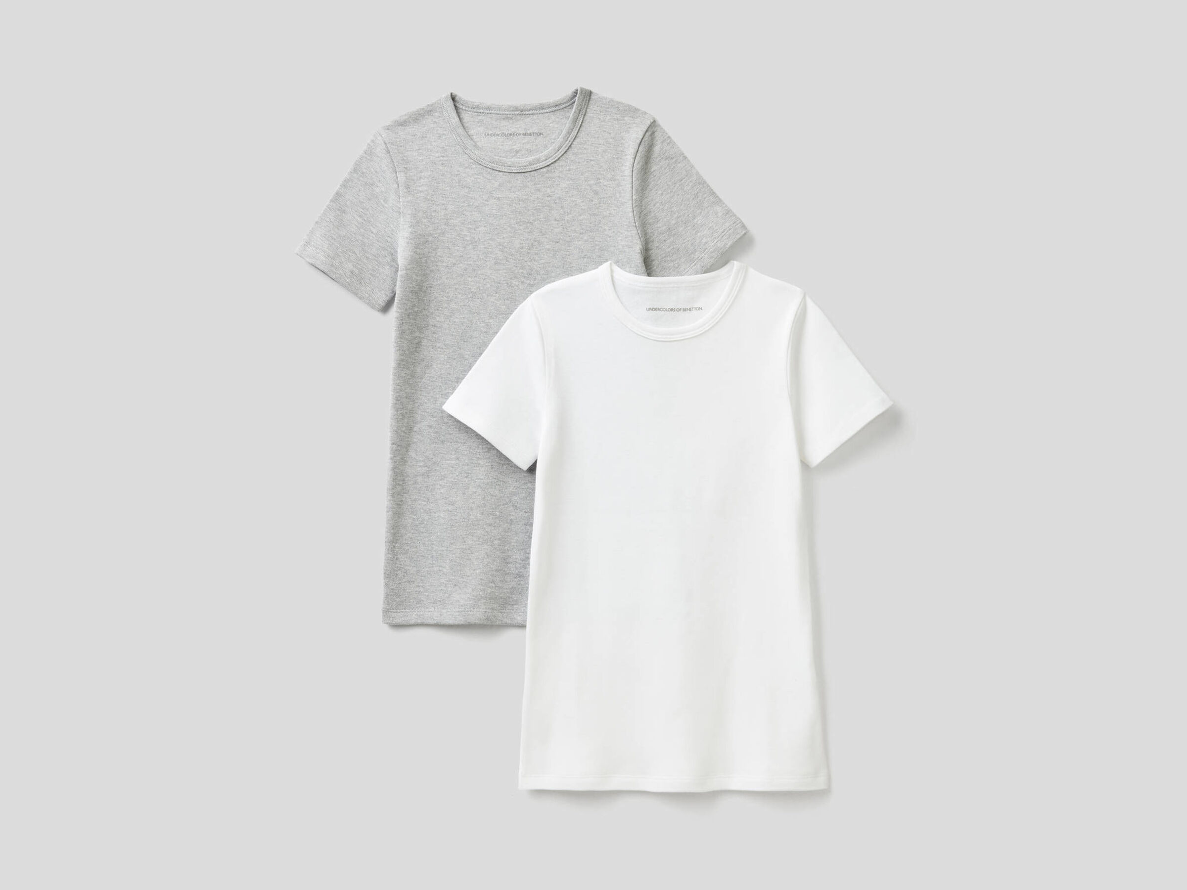 Zwei T-Shirts aus warmer Baumwolle mit kurzen Ärmeln image number null