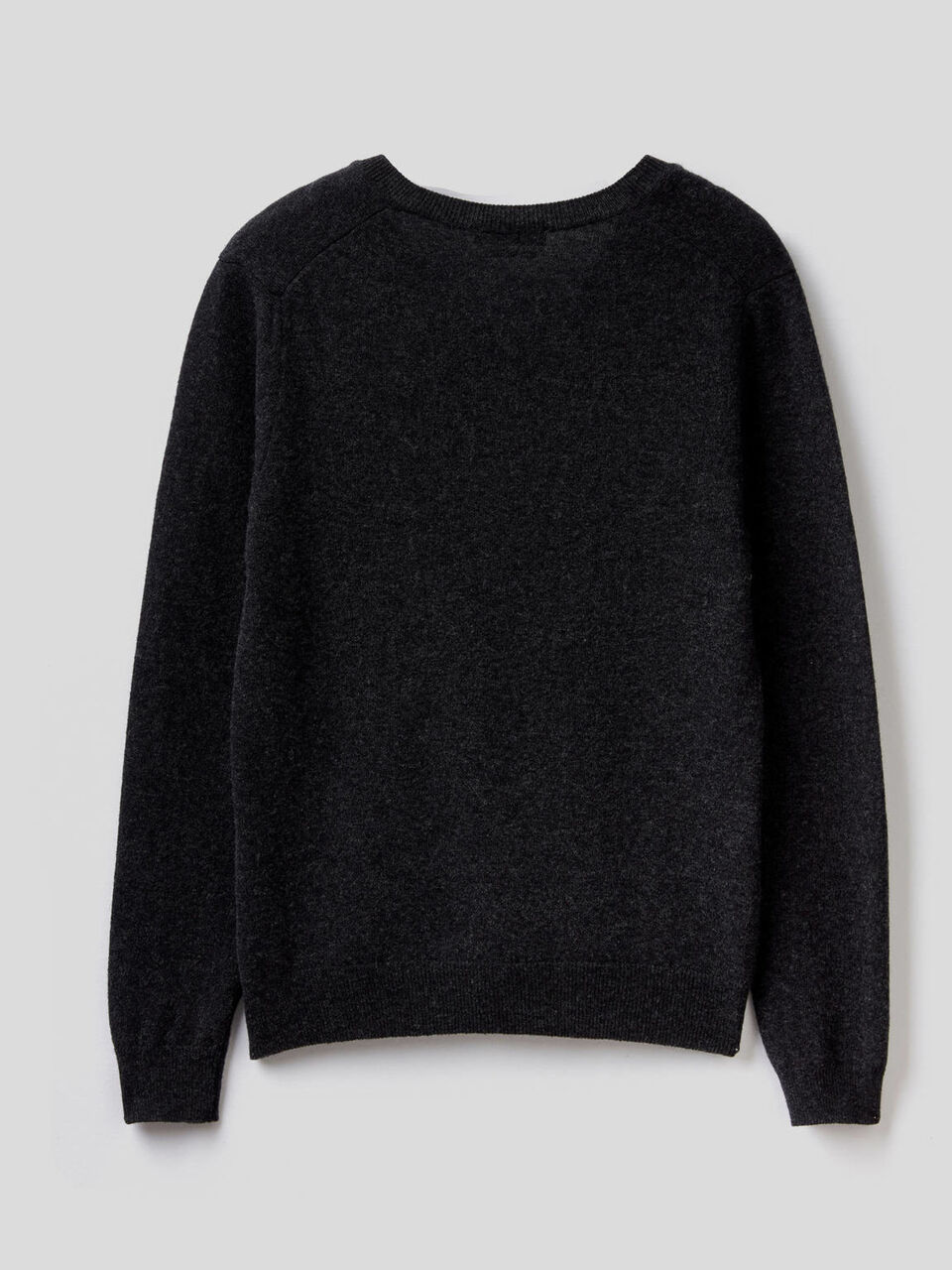 Pullover aus reiner Schurwolle mit V-Ausschnitt image number 2