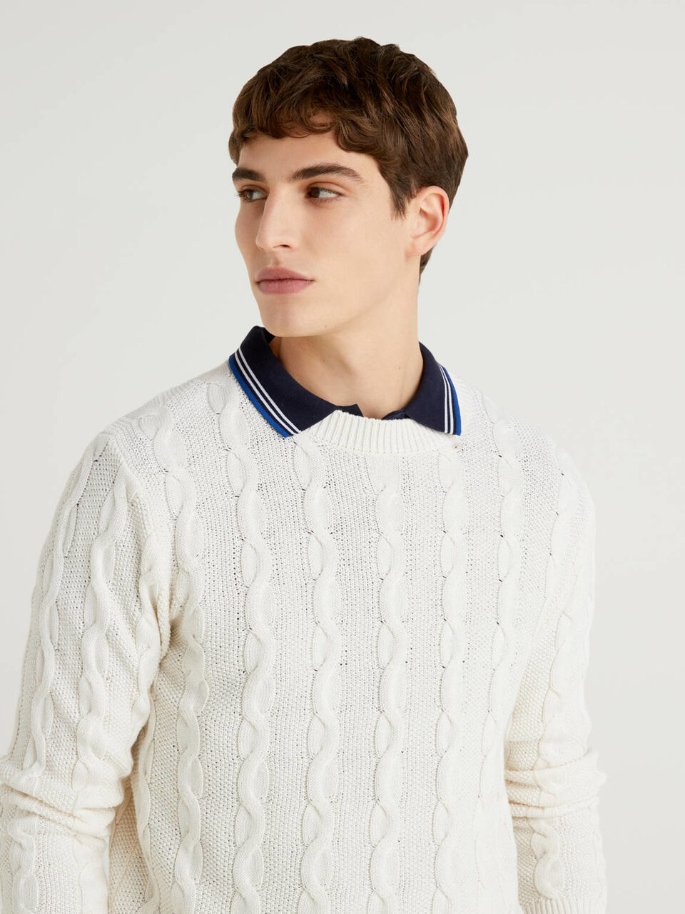 Pullover mit Rundausschnitt und Flechtmuster Herren image number null