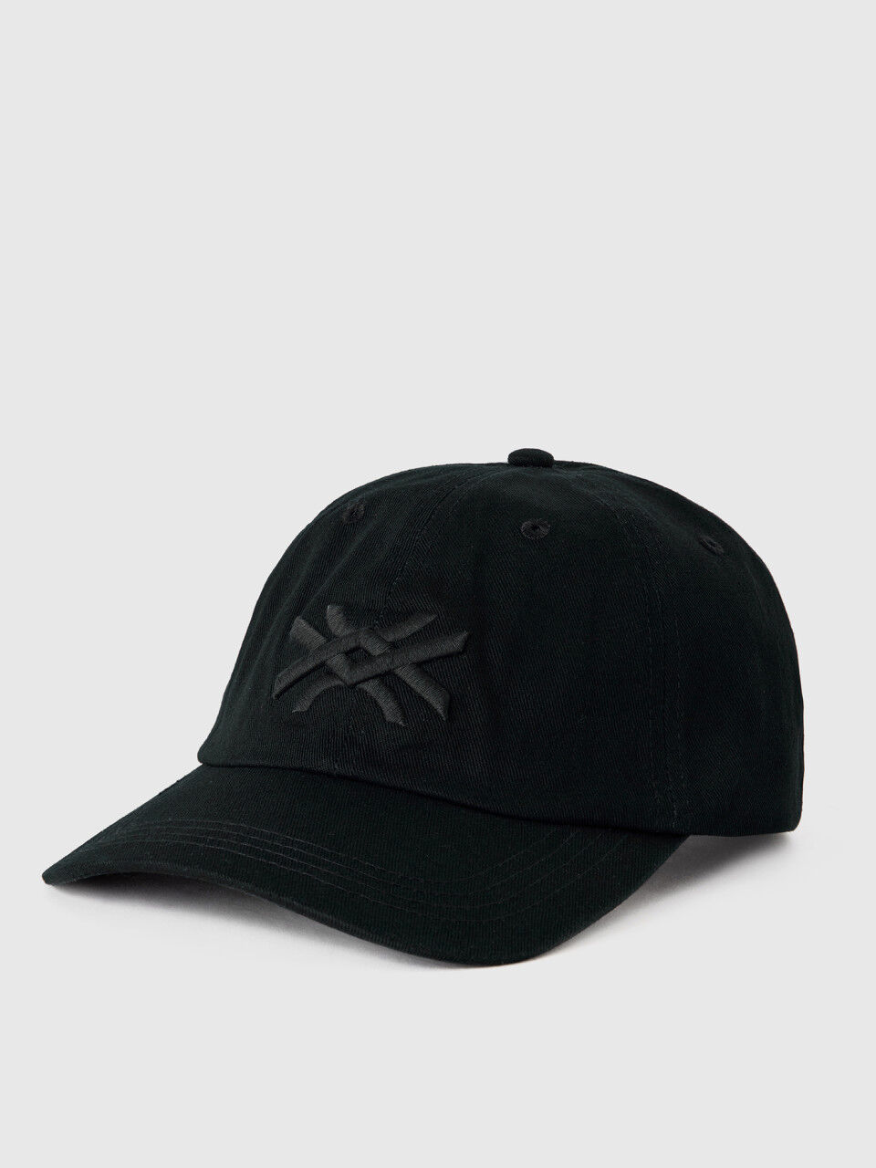 Schwarze Mütze mit aufgesticktem Logo