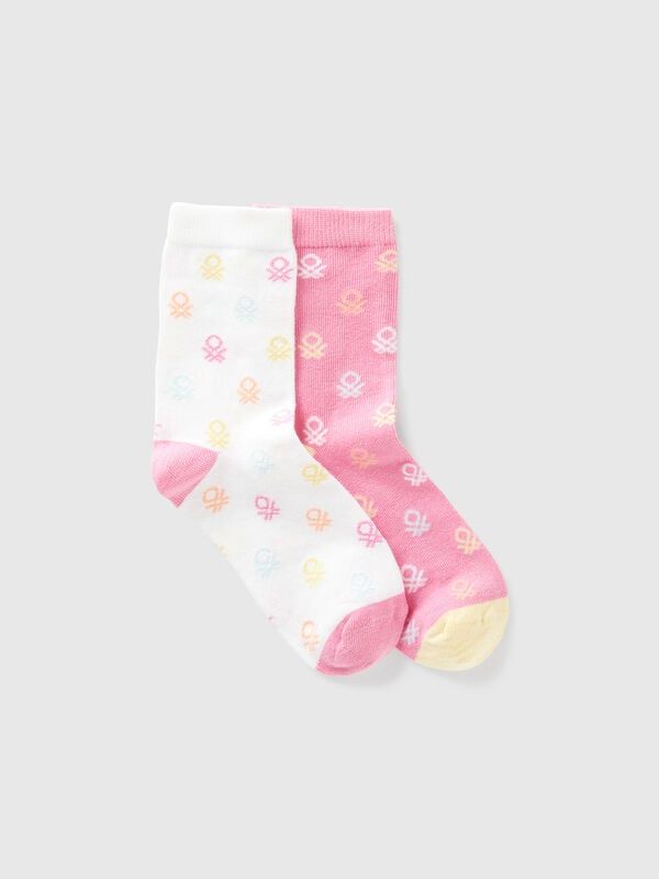 Zwei Paar Socken mit rosa und weißen Logos Jungen