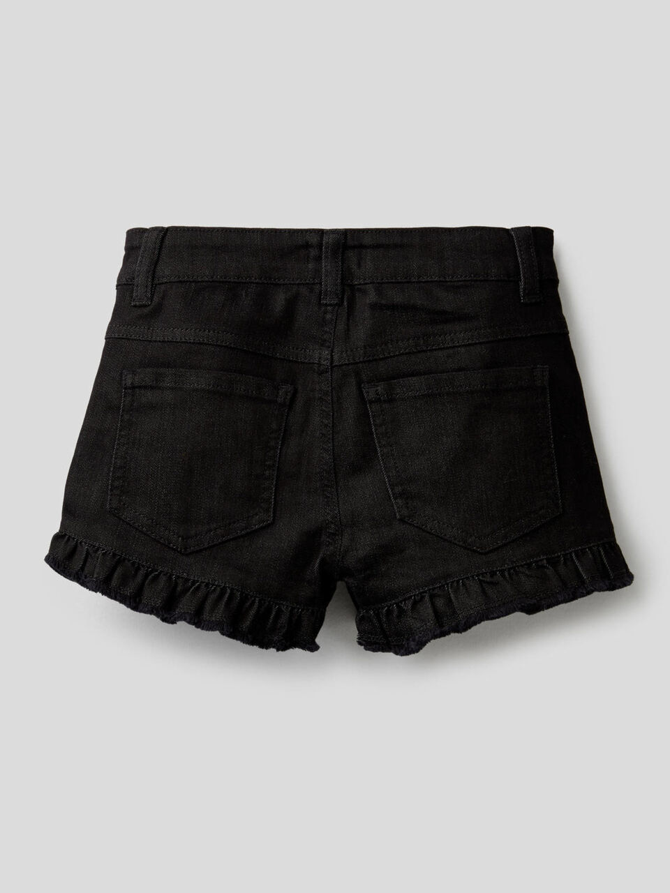 Einfarbige Shorts mit Rüsche image number 2