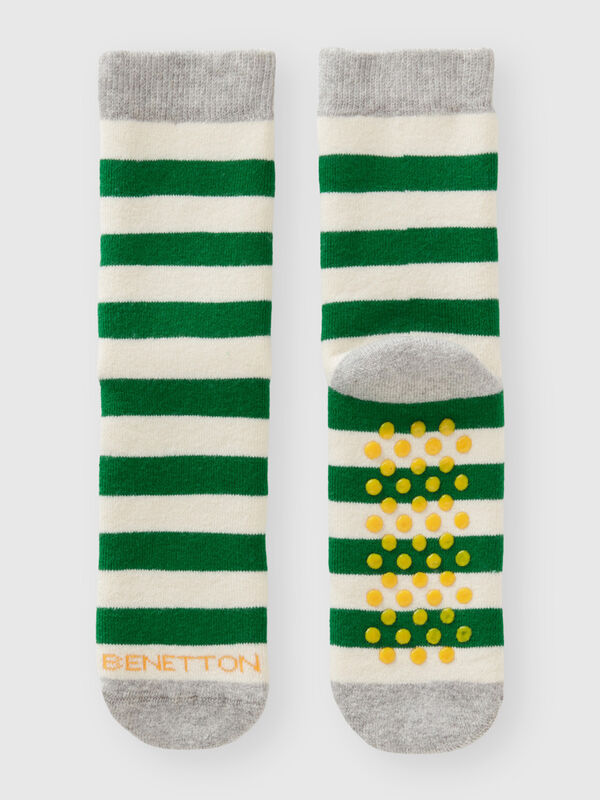Socken mit Streifen in Grün
