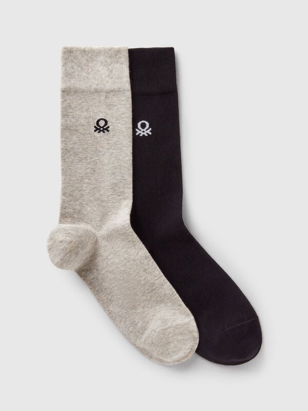 Zwei Paar hohe Socken