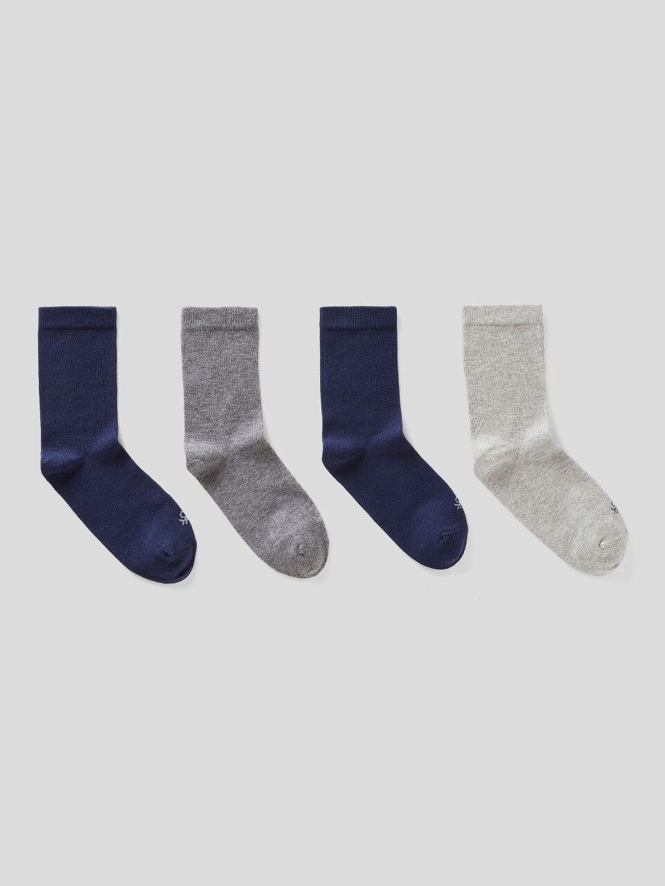 Vier Paar Socken in Grau und Blau
