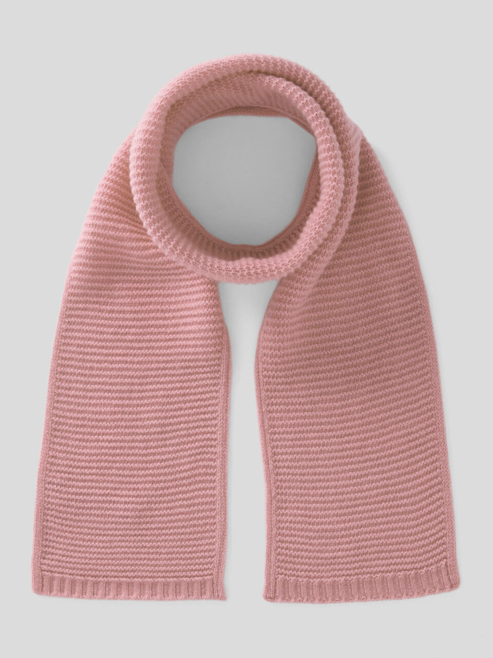 Verarbeiteter Schal aus einer stretchigen Wollmischung