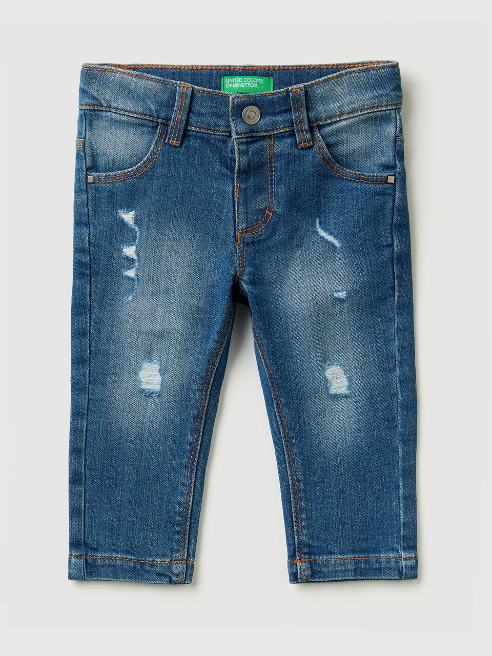 Elastische Jeans mit Rissen image number 1