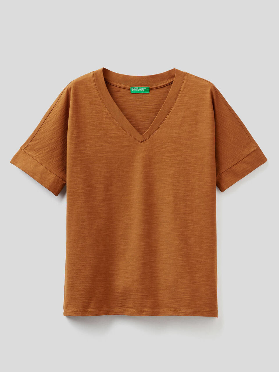T-Shirt aus 100% Baumwolle mit V-Ausschnitt image number 1