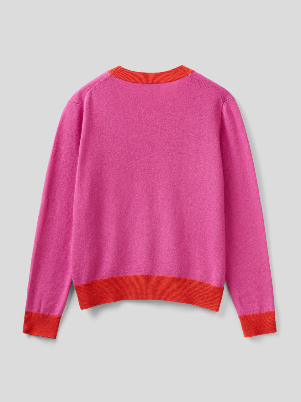 Pullover in einer Cashmeremischung mit V-Ausschnitt image number 2