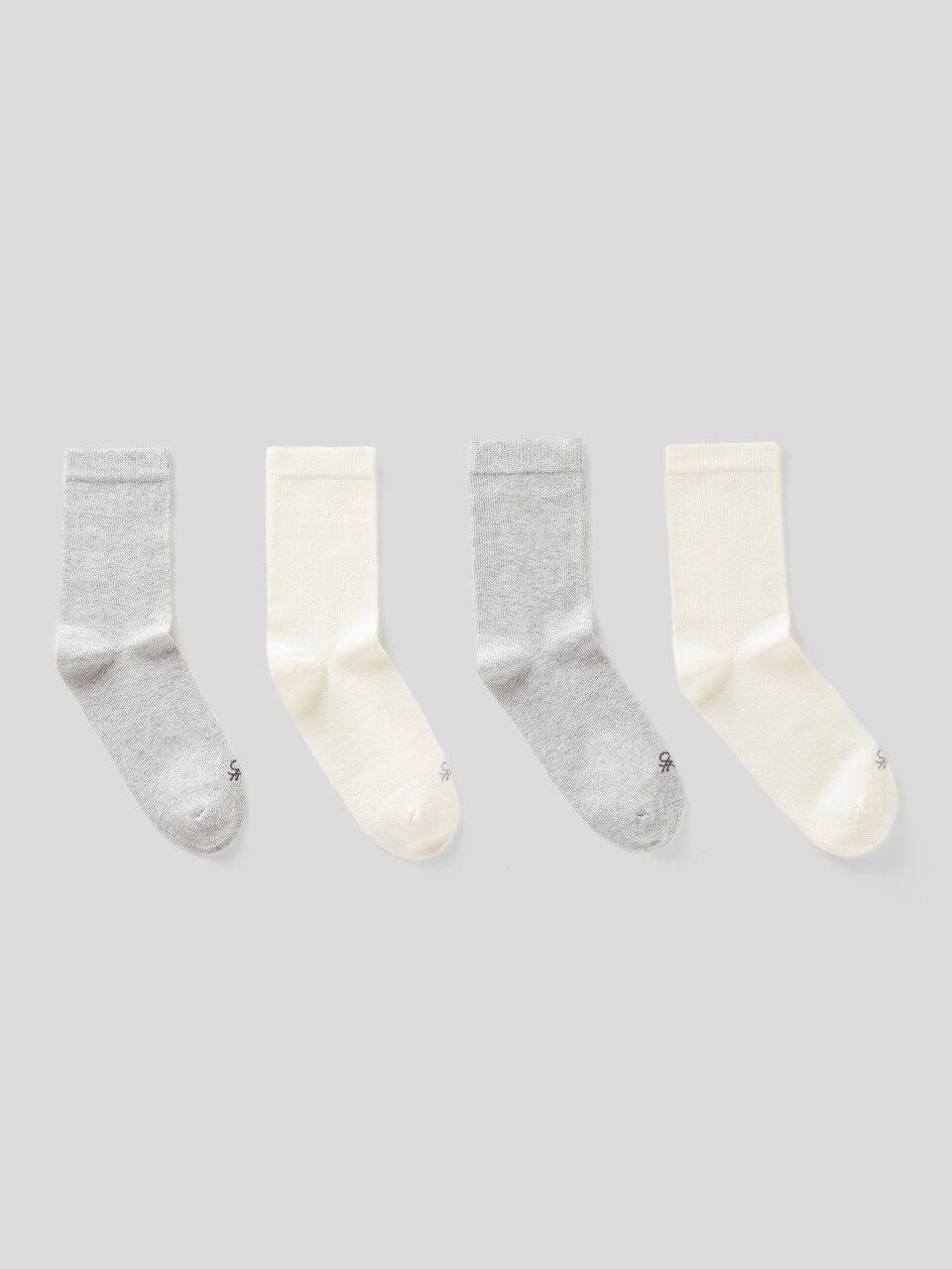 Vier Paar Socken in Weiß und Grau