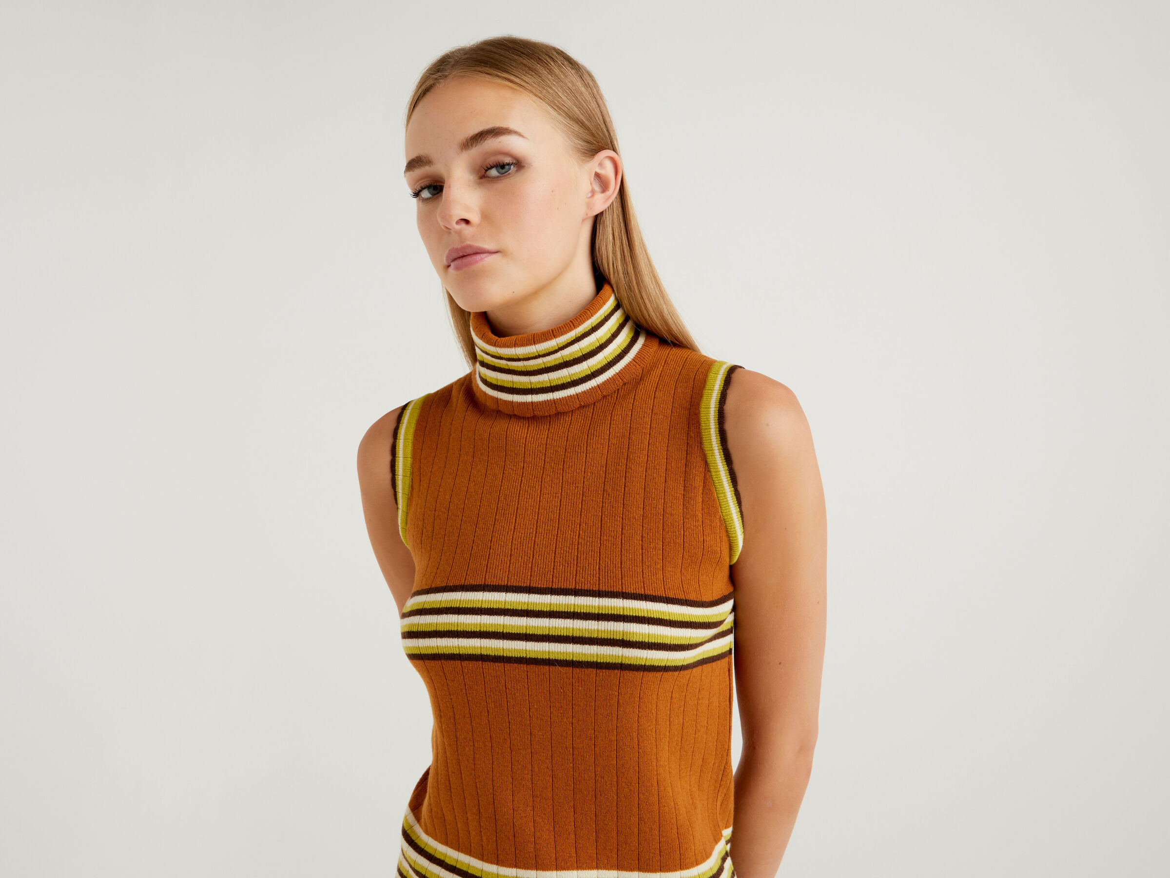 Ärmelloser Rollkragenpullover mit Streifen image number 3