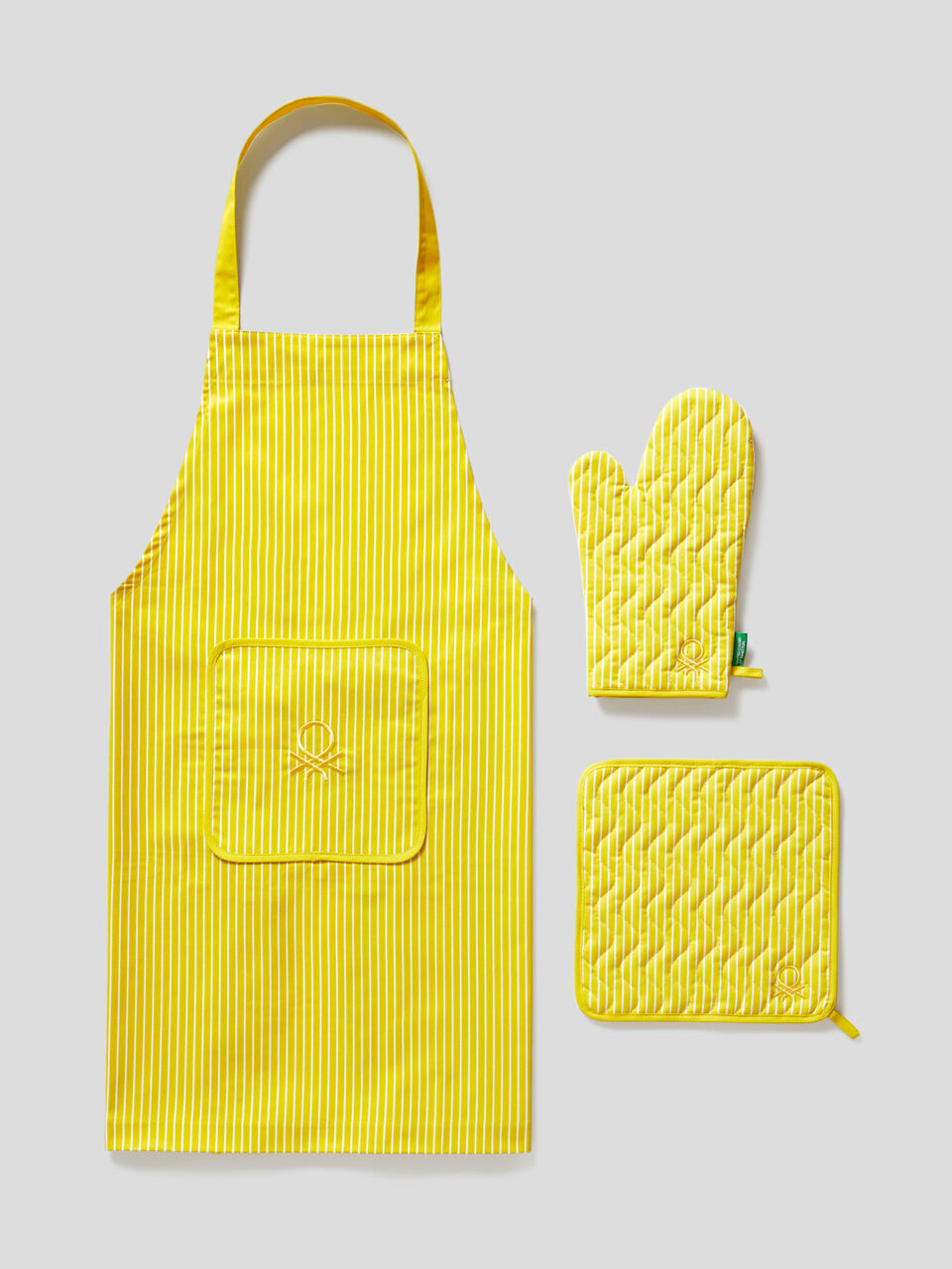 Set mit Schürze, Topflappen und Ofenhandschuh image number 1